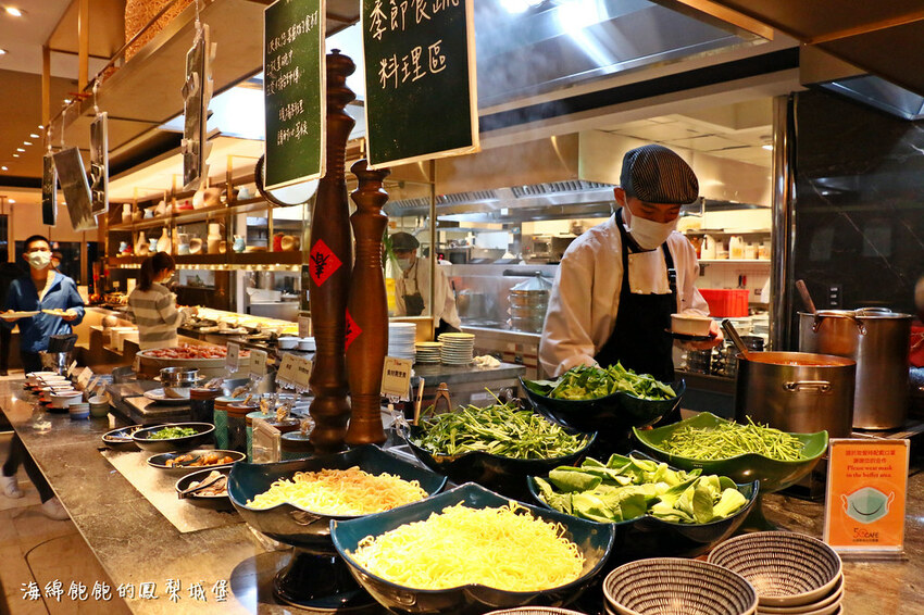 MEGA50/50樓Cafe 自助吃到飽餐廳｜期間限定日本A5和牛握壽司、草莓甜點吃到飽，參考價位及營業時間(捷運板橋站)