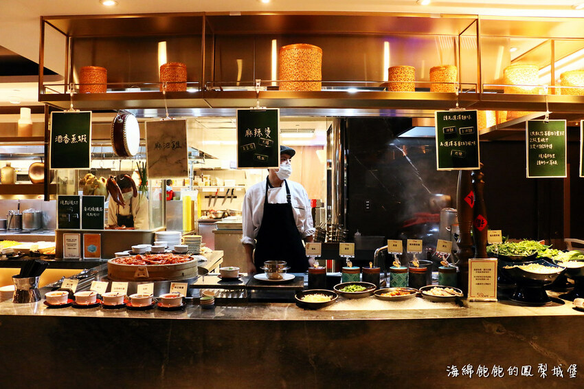 MEGA50/50樓Cafe 自助吃到飽餐廳｜期間限定日本A5和牛握壽司、草莓甜點吃到飽，參考價位及營業時間(捷運板橋站)