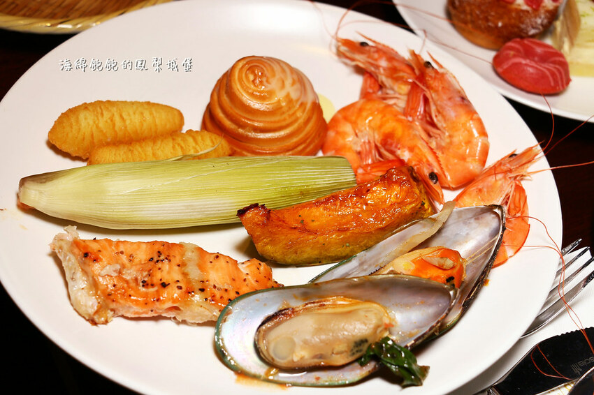 MEGA50/50樓Cafe 自助吃到飽餐廳｜期間限定日本A5和牛握壽司、草莓甜點吃到飽，參考價位及營業時間(捷運板橋站)