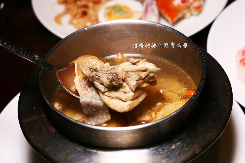 MEGA50/50樓Cafe 自助吃到飽餐廳｜期間限定日本A5和牛握壽司、草莓甜點吃到飽，參考價位及營業時間(捷運板橋站)