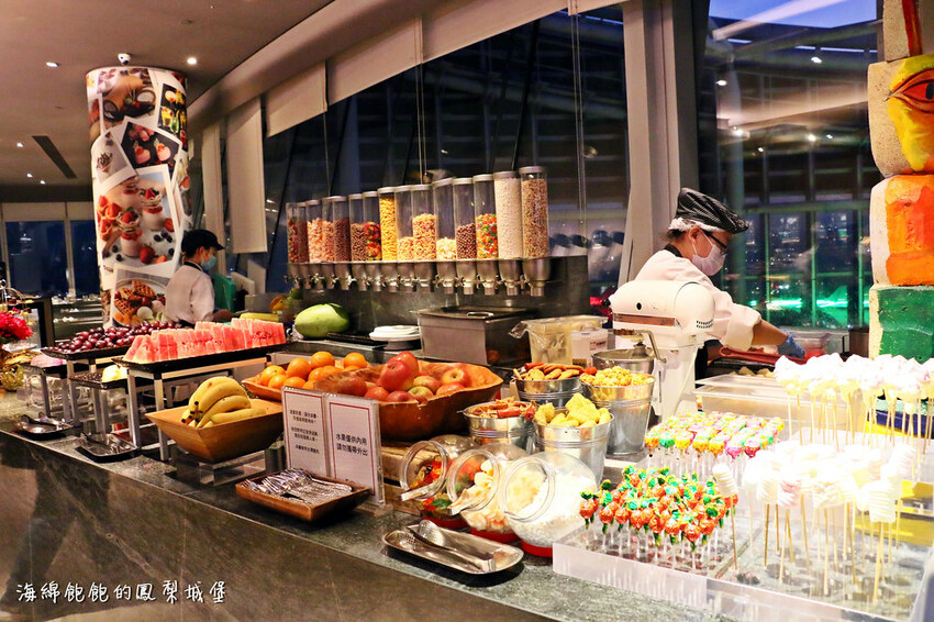 MEGA50/50樓Cafe 自助吃到飽餐廳｜期間限定日本A5和牛握壽司、草莓甜點吃到飽，參考價位及營業時間(捷運板橋站)