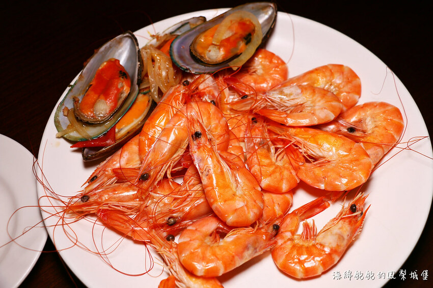 MEGA50/50樓Cafe 自助吃到飽餐廳｜期間限定日本A5和牛握壽司、草莓甜點吃到飽，參考價位及營業時間(捷運板橋站)