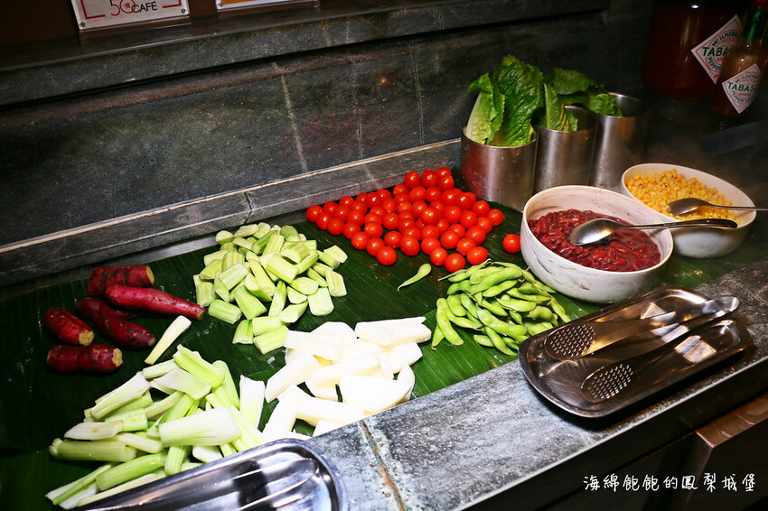 MEGA50/50樓Cafe 自助吃到飽餐廳｜期間限定日本A5和牛握壽司、草莓甜點吃到飽，參考價位及營業時間(捷運板橋站)