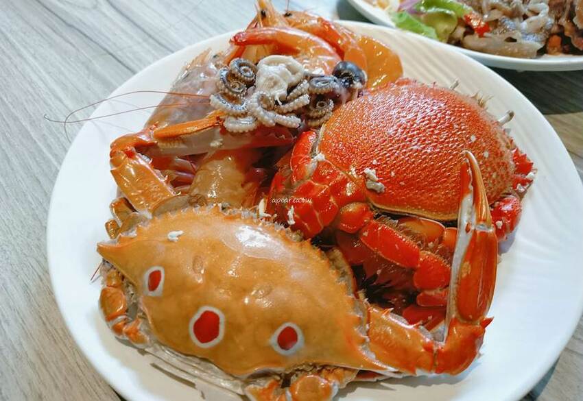 崇德路商圈最大自助式海陸百匯吃到飽，平午買二送一，除夕圍爐新選擇，近洲際棒球場，君宴百食匯 - 蘋果話日常