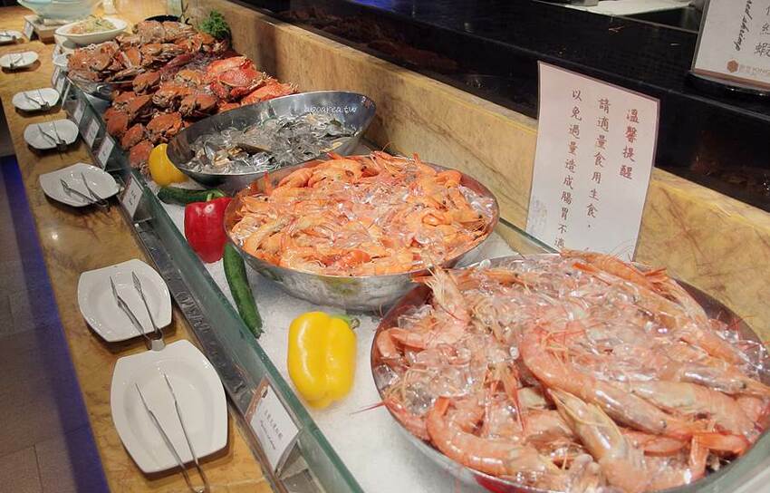 崇德路商圈最大自助式海陸百匯吃到飽，平午買二送一，除夕圍爐新選擇，近洲際棒球場，君宴百食匯 - 蘋果話日常
