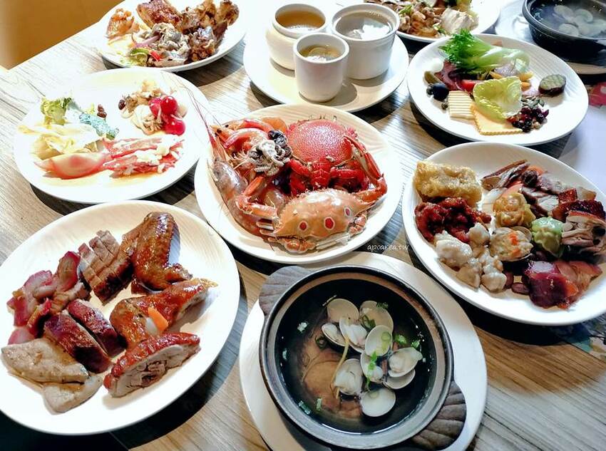 崇德路商圈最大自助式海陸百匯吃到飽，平午買二送一，除夕圍爐新選擇，近洲際棒球場，君宴百食匯 - 蘋果話日常