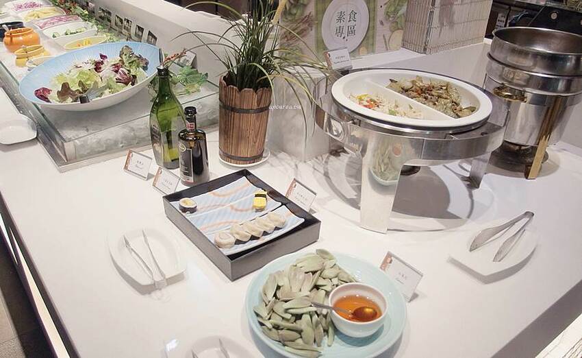 崇德路商圈最大自助式海陸百匯吃到飽，平午買二送一，除夕圍爐新選擇，近洲際棒球場，君宴百食匯 - 蘋果話日常