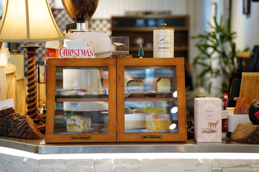 新竹新開幕咖啡廳『52赫茲珈琲 Hertz Café』，主要販售花式、手沖咖啡還有各式日式料理及下午茶，目前沒有用餐時間限制，且不取服務費！ - 阿華田的美食日記