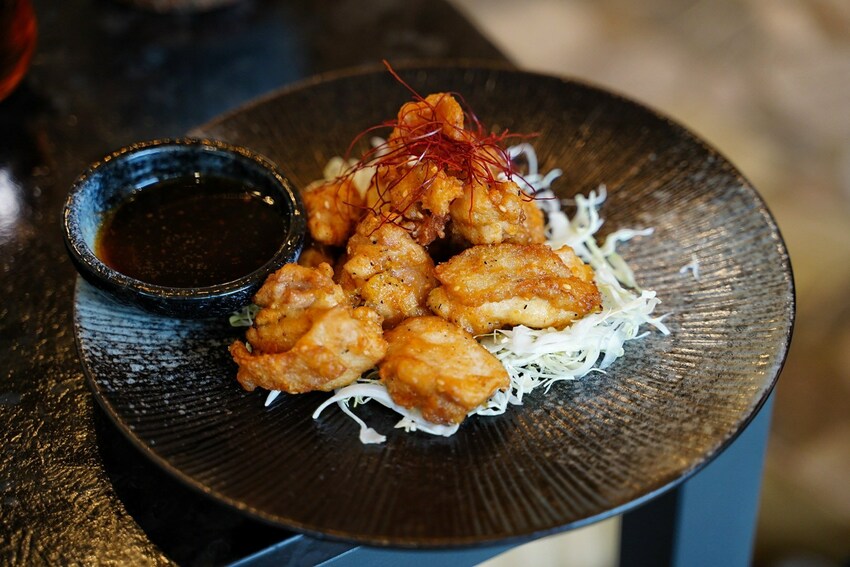 新竹新開幕咖啡廳『52赫茲珈琲 Hertz Café』，主要販售花式、手沖咖啡還有各式日式料理及下午茶，目前沒有用餐時間限制，且不取服務費！ - 阿華田的美食日記