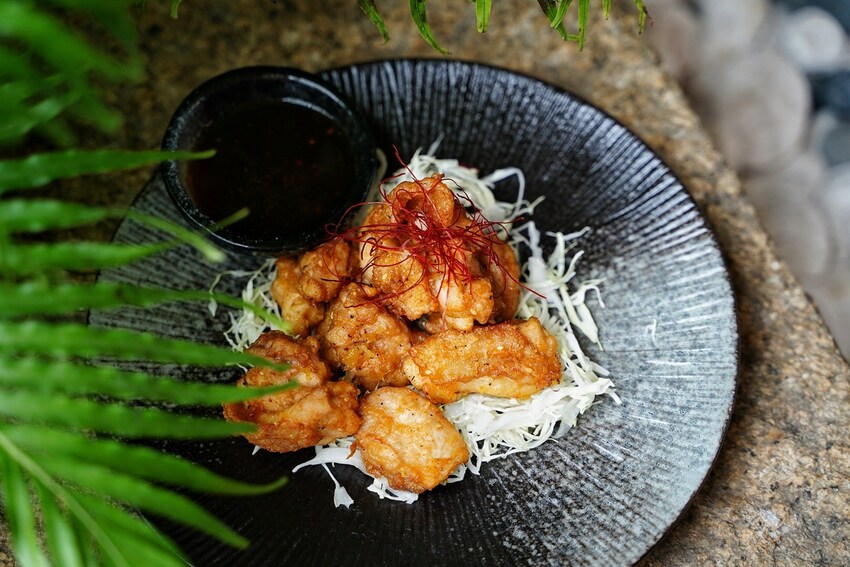 新竹新開幕咖啡廳『52赫茲珈琲 Hertz Café』，主要販售花式、手沖咖啡還有各式日式料理及下午茶，目前沒有用餐時間限制，且不取服務費！ - 阿華田的美食日記