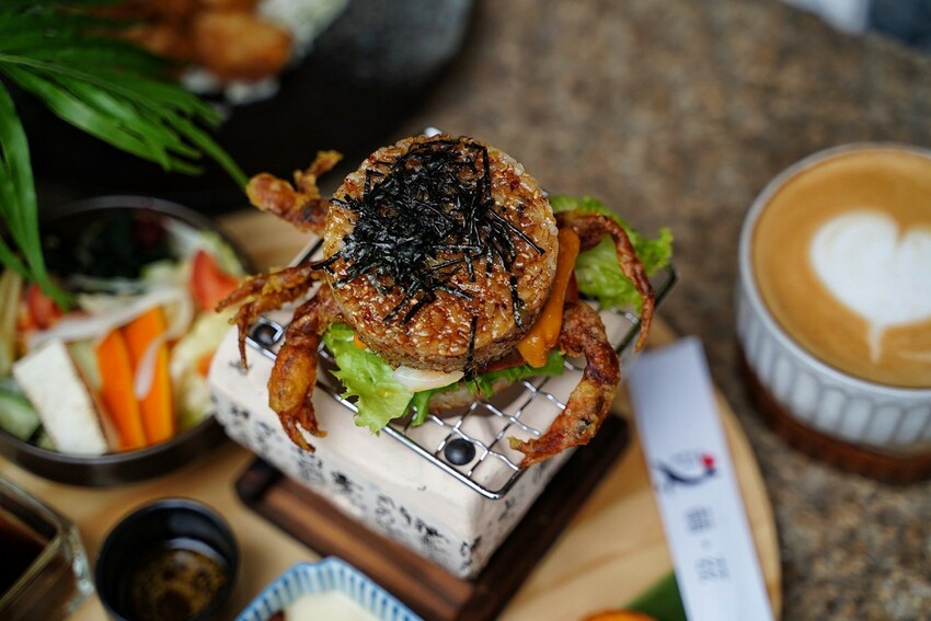 新竹新開幕咖啡廳『52赫茲珈琲 Hertz Café』，主要販售花式、手沖咖啡還有各式日式料理及下午茶，目前沒有用餐時間限制，且不取服務費！ - 阿華田的美食日記