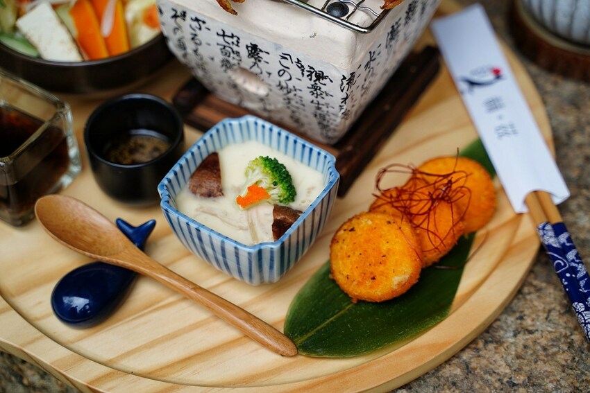 新竹新開幕咖啡廳『52赫茲珈琲 Hertz Café』，主要販售花式、手沖咖啡還有各式日式料理及下午茶，目前沒有用餐時間限制，且不取服務費！ - 阿華田的美食日記