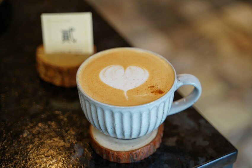 新竹新開幕咖啡廳『52赫茲珈琲 Hertz Café』，主要販售花式、手沖咖啡還有各式日式料理及下午茶，目前沒有用餐時間限制，且不取服務費！ - 阿華田的美食日記