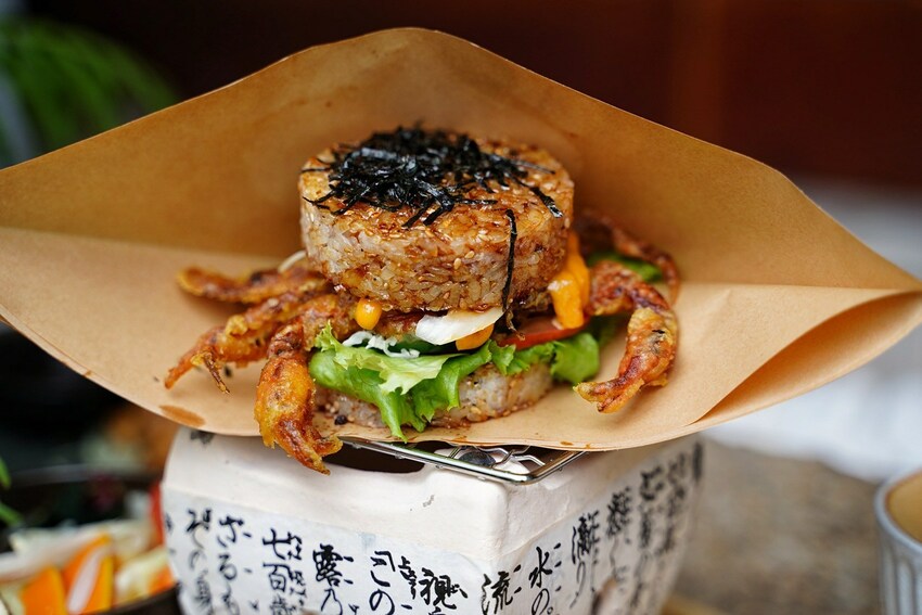 新竹新開幕咖啡廳『52赫茲珈琲 Hertz Café』，主要販售花式、手沖咖啡還有各式日式料理及下午茶，目前沒有用餐時間限制，且不取服務費！ - 阿華田的美食日記