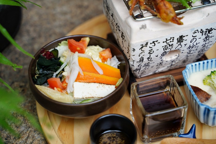 新竹新開幕咖啡廳『52赫茲珈琲 Hertz Café』，主要販售花式、手沖咖啡還有各式日式料理及下午茶，目前沒有用餐時間限制，且不取服務費！ - 阿華田的美食日記