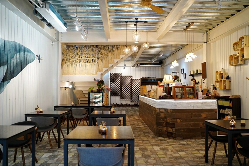 新竹新開幕咖啡廳『52赫茲珈琲 Hertz Café』，主要販售花式、手沖咖啡還有各式日式料理及下午茶，目前沒有用餐時間限制，且不取服務費！ - 阿華田的美食日記