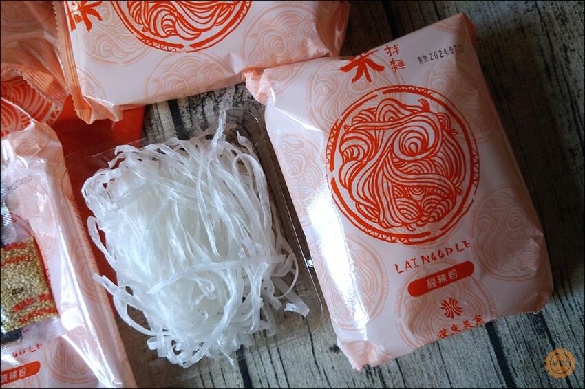 高雄市前金區宅配美食推薦：漢來美食-來拌麵（酸辣粉、胡麻椒香、椒麻醬香）、蛋捲開箱試吃