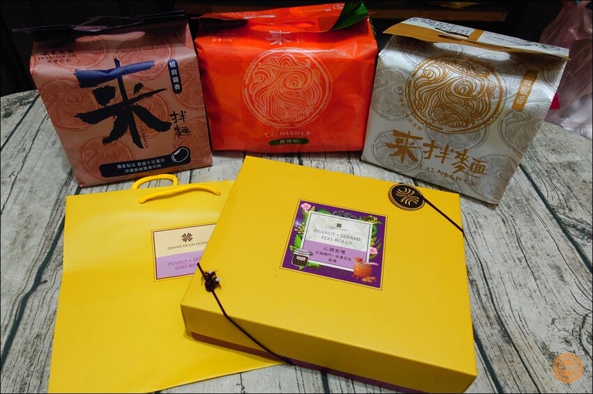 高雄市前金區宅配美食推薦：漢來美食-來拌麵（酸辣粉、胡麻椒香、椒麻醬香）、蛋捲開箱試吃