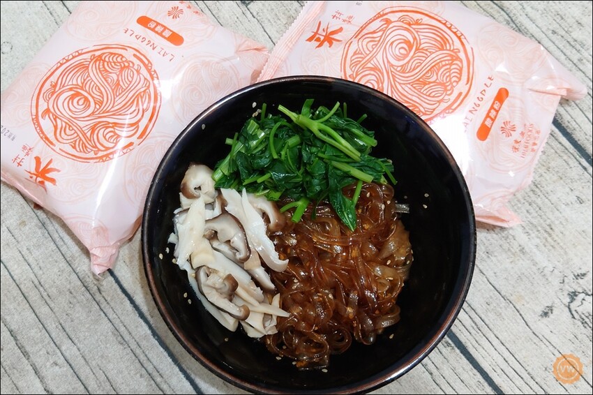 高雄市前金區宅配美食推薦：漢來美食-來拌麵（酸辣粉、胡麻椒香、椒麻醬香）、蛋捲開箱試吃