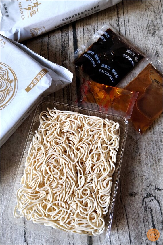 高雄市前金區宅配美食推薦：漢來美食-來拌麵（酸辣粉、胡麻椒香、椒麻醬香）、蛋捲開箱試吃