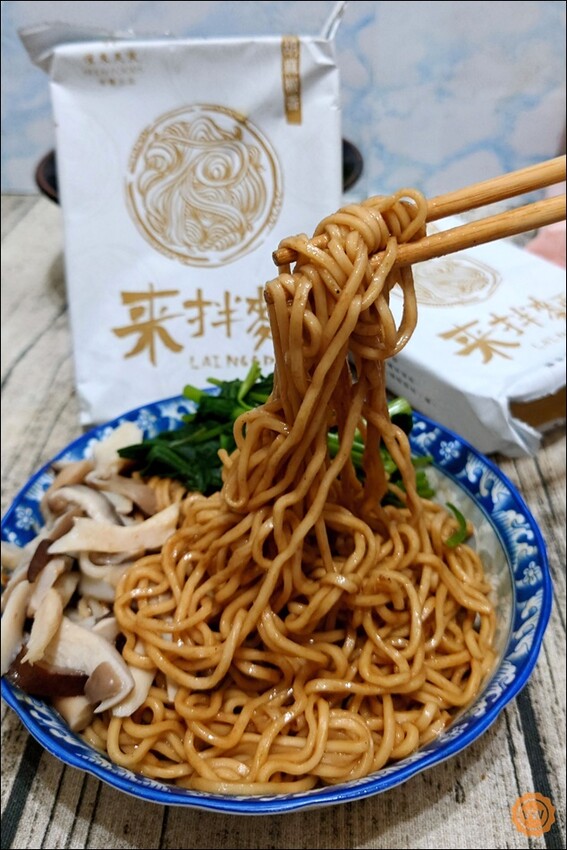 高雄市前金區宅配美食推薦：漢來美食-來拌麵（酸辣粉、胡麻椒香、椒麻醬香）、蛋捲開箱試吃