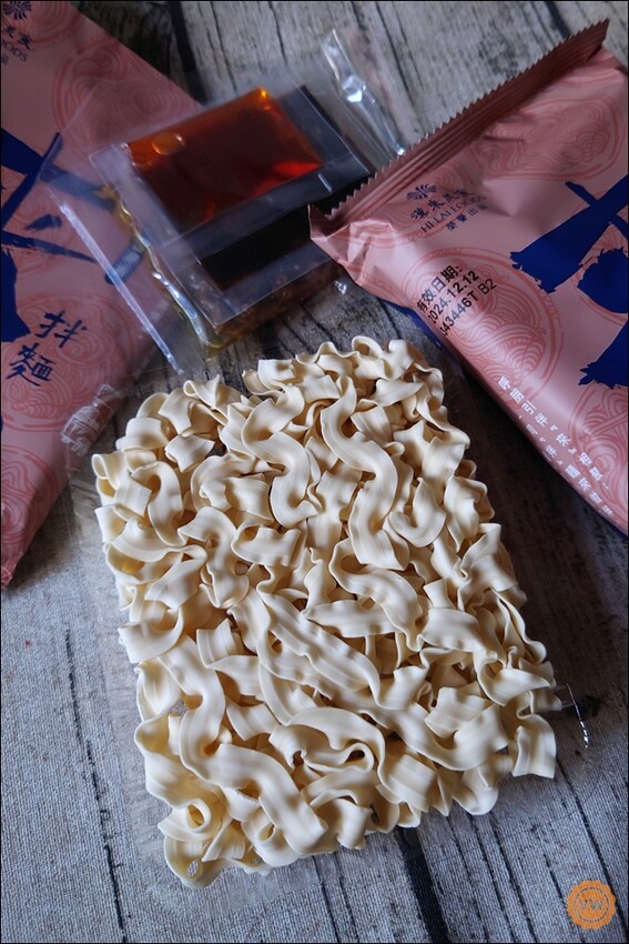 高雄市前金區宅配美食推薦：漢來美食-來拌麵（酸辣粉、胡麻椒香、椒麻醬香）、蛋捲開箱試吃