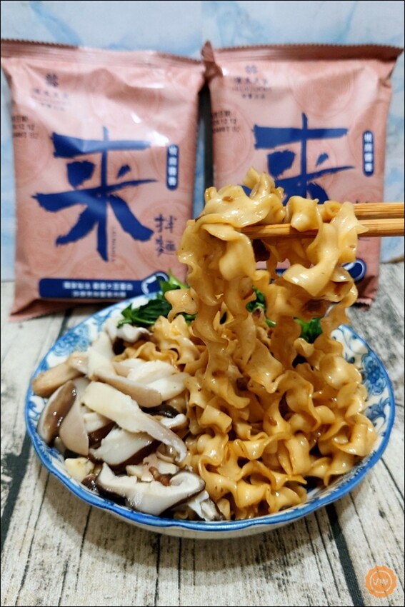 高雄市前金區宅配美食推薦：漢來美食-來拌麵（酸辣粉、胡麻椒香、椒麻醬香）、蛋捲開箱試吃
