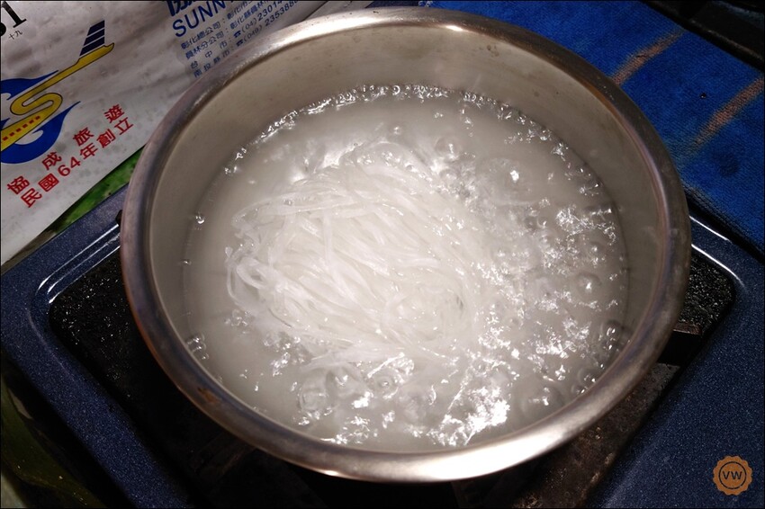 高雄市前金區宅配美食推薦：漢來美食-來拌麵（酸辣粉、胡麻椒香、椒麻醬香）、蛋捲開箱試吃