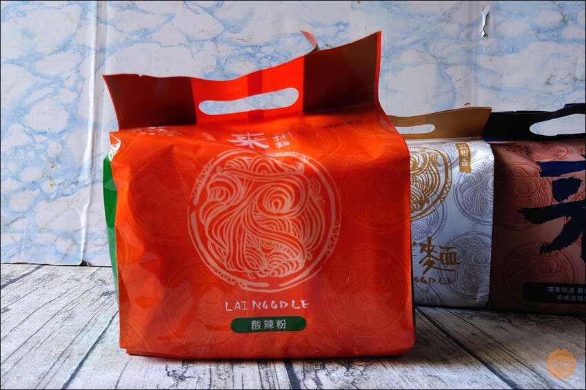 高雄市前金區宅配美食推薦：漢來美食-來拌麵（酸辣粉、胡麻椒香、椒麻醬香）、蛋捲開箱試吃