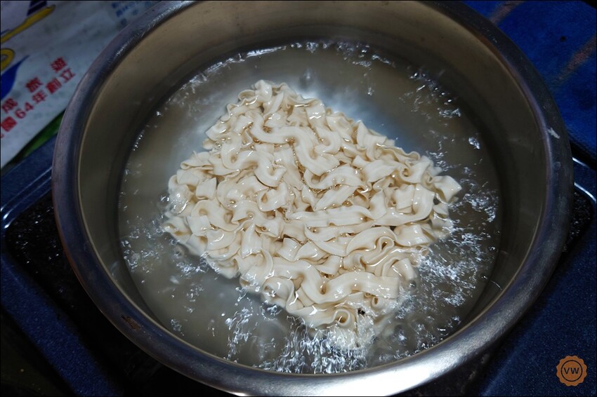 高雄市前金區宅配美食推薦：漢來美食-來拌麵（酸辣粉、胡麻椒香、椒麻醬香）、蛋捲開箱試吃