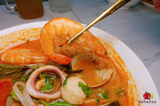 [雲泰料理] 新竹 芭芭食堂 巨城旁難得的平價餐廳 推薦酸辣泰式打拋豬飯 充滿南洋風味的椰香雞湯麵