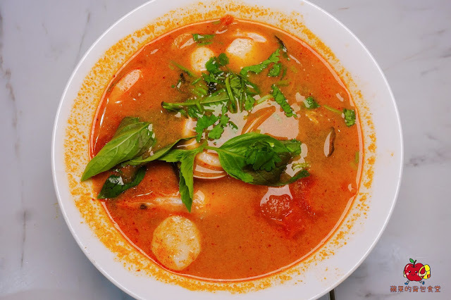 [雲泰料理] 新竹 芭芭食堂 巨城旁難得的平價餐廳 推薦酸辣泰式打拋豬飯 充滿南洋風味的椰香雞湯麵