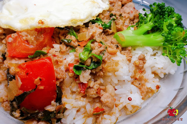 [雲泰料理] 新竹 芭芭食堂 巨城旁難得的平價餐廳 推薦酸辣泰式打拋豬飯 充滿南洋風味的椰香雞湯麵