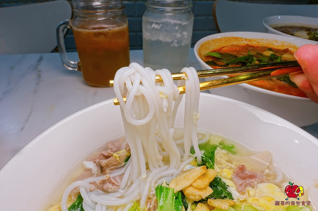 [雲泰料理] 新竹 芭芭食堂 巨城旁難得的平價餐廳 推薦酸辣泰式打拋豬飯 充滿南洋風味的椰香雞湯麵