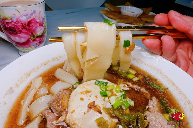 [雲泰料理] 新竹 芭芭食堂 巨城旁難得的平價餐廳 推薦酸辣泰式打拋豬飯 充滿南洋風味的椰香雞湯麵