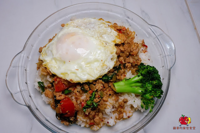 [雲泰料理] 新竹 芭芭食堂 巨城旁難得的平價餐廳 推薦酸辣泰式打拋豬飯 充滿南洋風味的椰香雞湯麵