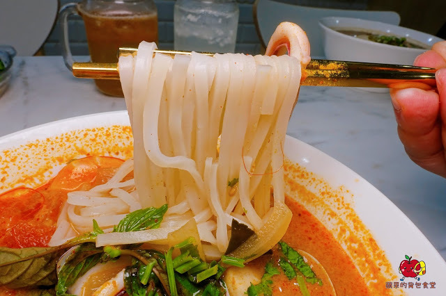 [雲泰料理] 新竹 芭芭食堂 巨城旁難得的平價餐廳 推薦酸辣泰式打拋豬飯 充滿南洋風味的椰香雞湯麵