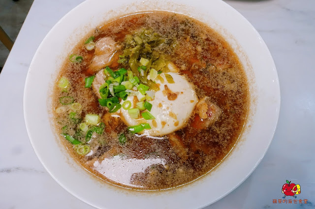 [雲泰料理] 新竹 芭芭食堂 巨城旁難得的平價餐廳 推薦酸辣泰式打拋豬飯 充滿南洋風味的椰香雞湯麵