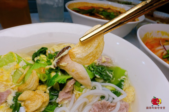 [雲泰料理] 新竹 芭芭食堂 巨城旁難得的平價餐廳 推薦酸辣泰式打拋豬飯 充滿南洋風味的椰香雞湯麵