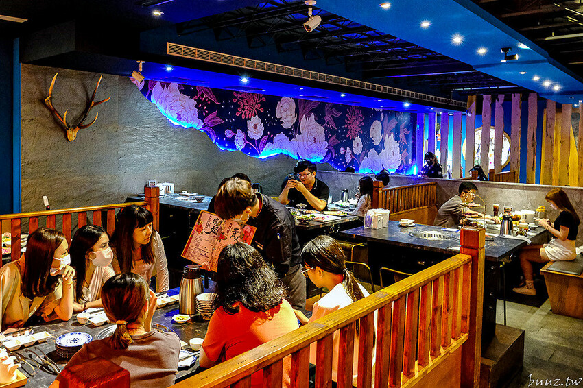 宮廷風燒肉結合芙蓉蒸魚、富貴雙方，墨妃家燒肉用餐享優惠，穿宮廷服打卡氣氛超棒！