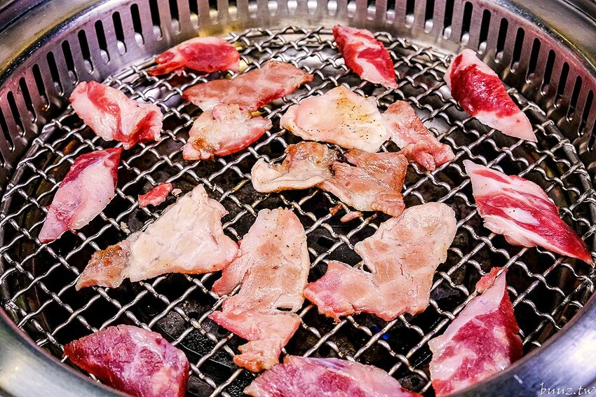 宮廷風燒肉結合芙蓉蒸魚、富貴雙方，墨妃家燒肉用餐享優惠，穿宮廷服打卡氣氛超棒！