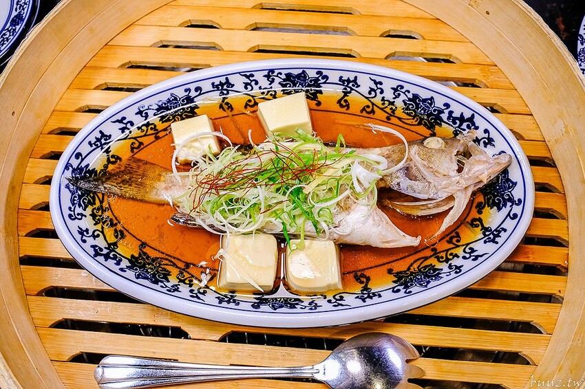 宮廷風燒肉結合芙蓉蒸魚、富貴雙方，墨妃家燒肉用餐享優惠，穿宮廷服打卡氣氛超棒！