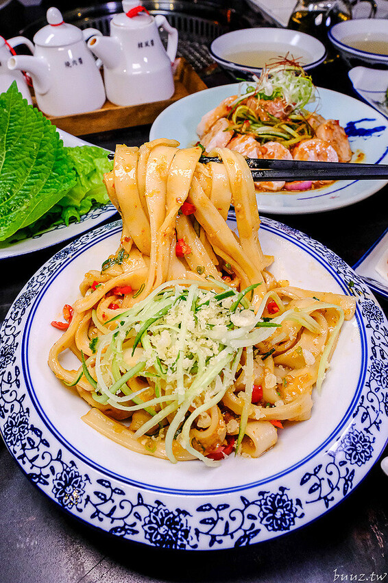 宮廷風燒肉結合芙蓉蒸魚、富貴雙方，墨妃家燒肉用餐享優惠，穿宮廷服打卡氣氛超棒！