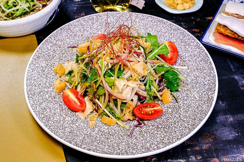 宮廷風燒肉結合芙蓉蒸魚、富貴雙方，墨妃家燒肉用餐享優惠，穿宮廷服打卡氣氛超棒！