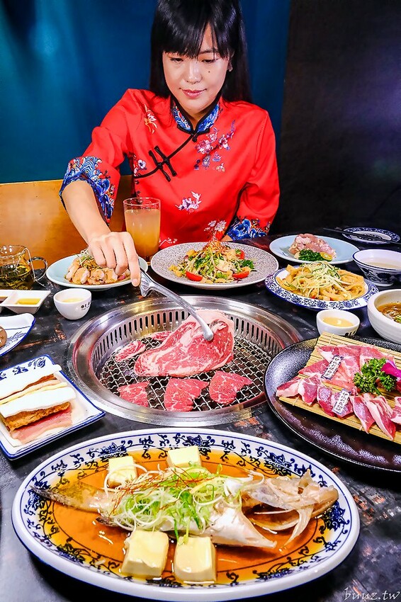 宮廷風燒肉結合芙蓉蒸魚、富貴雙方，墨妃家燒肉用餐享優惠，穿宮廷服打卡氣氛超棒！