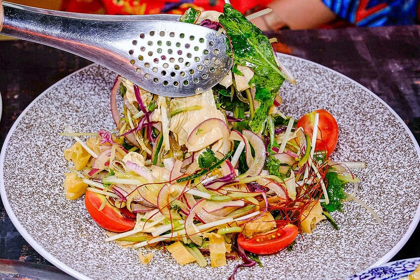 宮廷風燒肉結合芙蓉蒸魚、富貴雙方，墨妃家燒肉用餐享優惠，穿宮廷服打卡氣氛超棒！