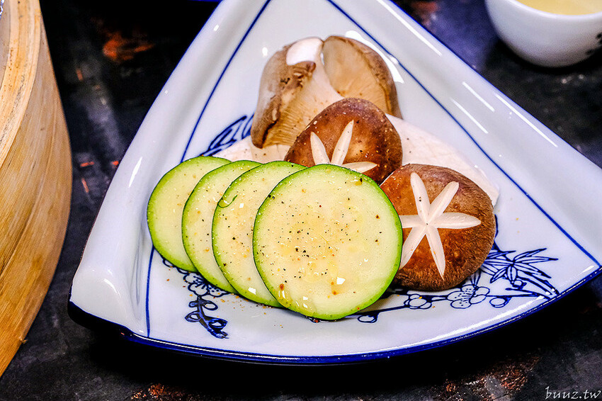 宮廷風燒肉結合芙蓉蒸魚、富貴雙方，墨妃家燒肉用餐享優惠，穿宮廷服打卡氣氛超棒！