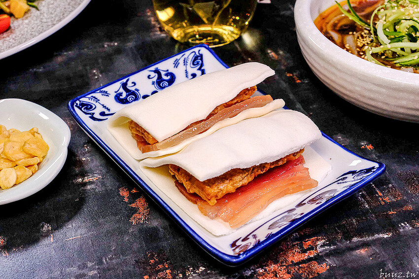 宮廷風燒肉結合芙蓉蒸魚、富貴雙方，墨妃家燒肉用餐享優惠，穿宮廷服打卡氣氛超棒！