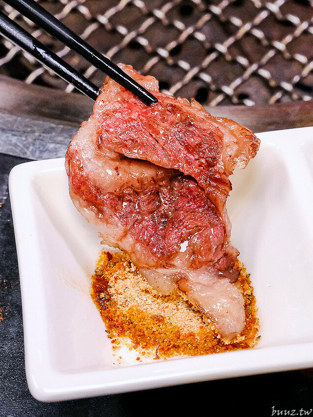 宮廷風燒肉結合芙蓉蒸魚、富貴雙方，墨妃家燒肉用餐享優惠，穿宮廷服打卡氣氛超棒！