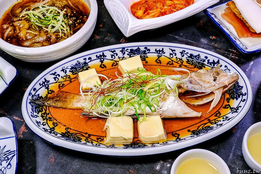 宮廷風燒肉結合芙蓉蒸魚、富貴雙方，墨妃家燒肉用餐享優惠，穿宮廷服打卡氣氛超棒！